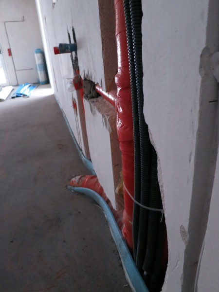 BAU.DE / BAU-Forum: 2. Bild zu Antwort "Das Foto" auf die Frage "Abflussrohr ragt aus Estrich: Mangel, Entsch&auml;digung oder Ausbesserung? Rechte & Optionen" im BAU-Forum "Neubau"