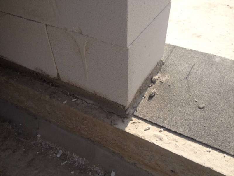 BAU.DE / BAU-Forum: 1. Bild zu Frage "Porenbetonwand einger&uuml;ckt und nicht b&uuml;ndig zur Sohlplatte" im BAU-Forum "Neubau"
