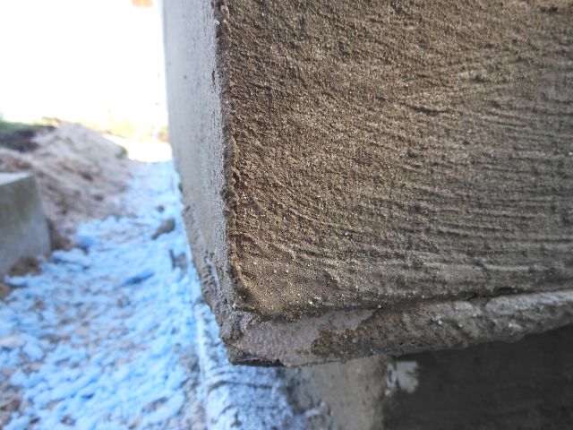 BAU.DE / BAU-Forum: 1. Bild zu Antwort "Hilfe: Bautr&auml;ger hat Sockel abgedichtet &ndash; ist es richtig?" auf die Frage "Sockel richtig abdichten: Anleitung, Materialien & Kosten f&uuml;r dauerhaften Schutz?" im BAU-Forum "Neubau"