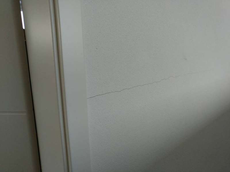 BAU.DE / BAU-Forum: 1. Bild zu Frage "Risse in Wand und Decke &nbsp;-&nbsp; Baupfusch?" im BAU-Forum "Neubau"