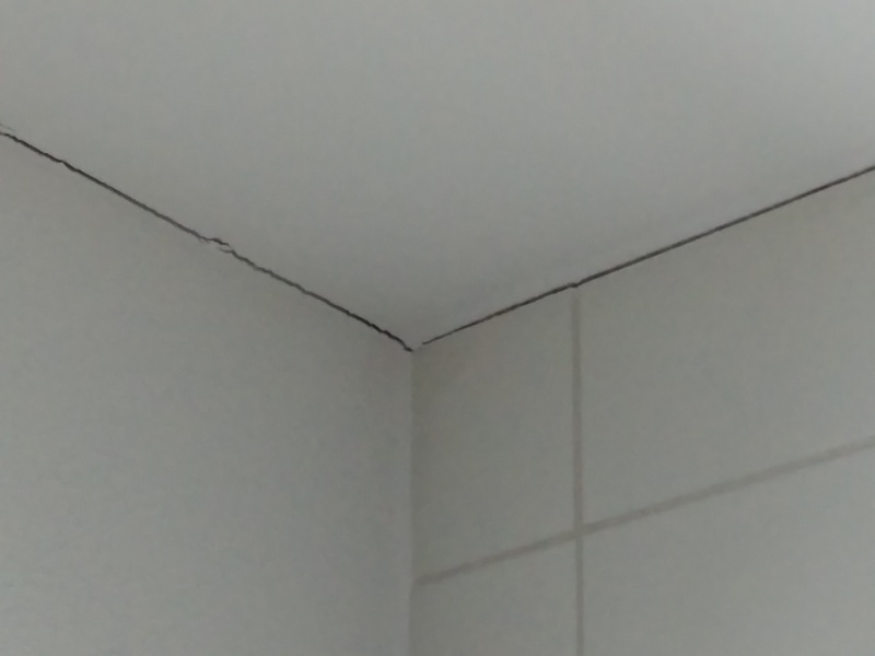 BAU.DE / BAU-Forum: 4. Bild zu Frage "Risse in Wand und Decke &nbsp;-&nbsp; Baupfusch?" im BAU-Forum "Neubau"