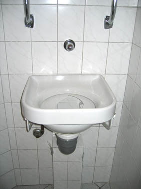 BAU.DE / BAU-Forum: 1. Bild zu Frage "Speibecken/Spuckbecken aus Keramik/Porzellan finden: Hersteller, Alternativen & Kosten?" im BAU-Forum "Sanit&auml;r, Bad, Dusche, WC"