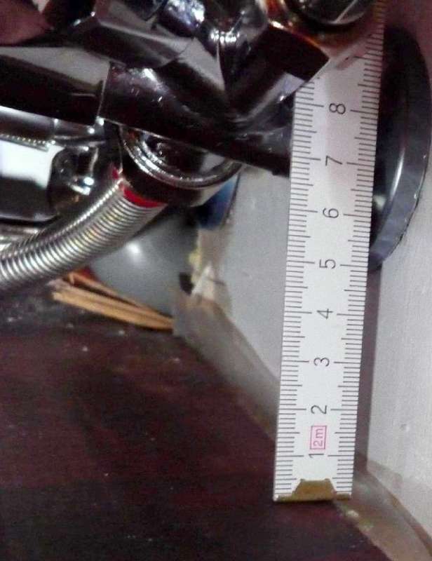 BAU.DE / BAU-Forum: 1. Bild zu Antwort "Bild + Erkl&auml;rung eingef&uuml;gt" auf die Frage "Wasseranschluss K&uuml;che: H&ouml;he Eckventile nach DIN? Kalt- & Warmwasser Installation" im BAU-Forum "Sanit&auml;r, Bad, Dusche, WC"