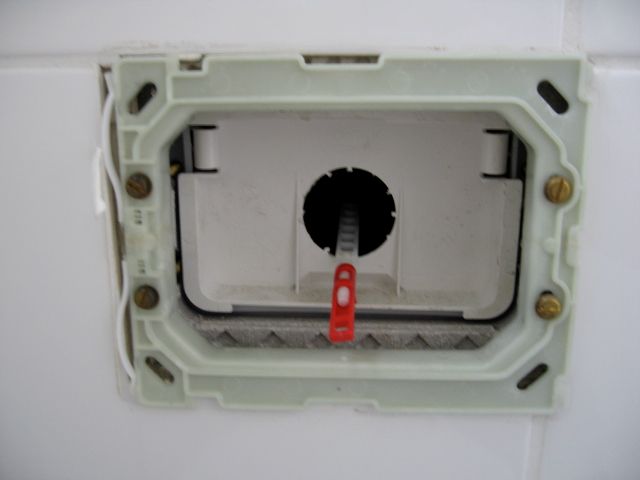 BAU.DE / BAU-Forum: 1. Bild zu Antwort "Ich habe mal einen Kasten aufgeschraubt undm ir..." auf die Frage "WC-Sp&uuml;lung umr&uuml;sten auf Stopp-Funktion: Kosten, Anleitung & Modelle im Vergleich?" im BAU-Forum "Sanit&auml;r, Bad, Dusche, WC"