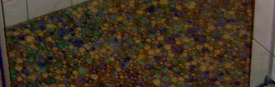 BAU.DE / BAU-Forum: 1. Bild zu Frage "Risse in Fugen der Bodenfliesen in der Dusche" im BAU-Forum "Sanit&auml;r, Bad, Dusche, WC"