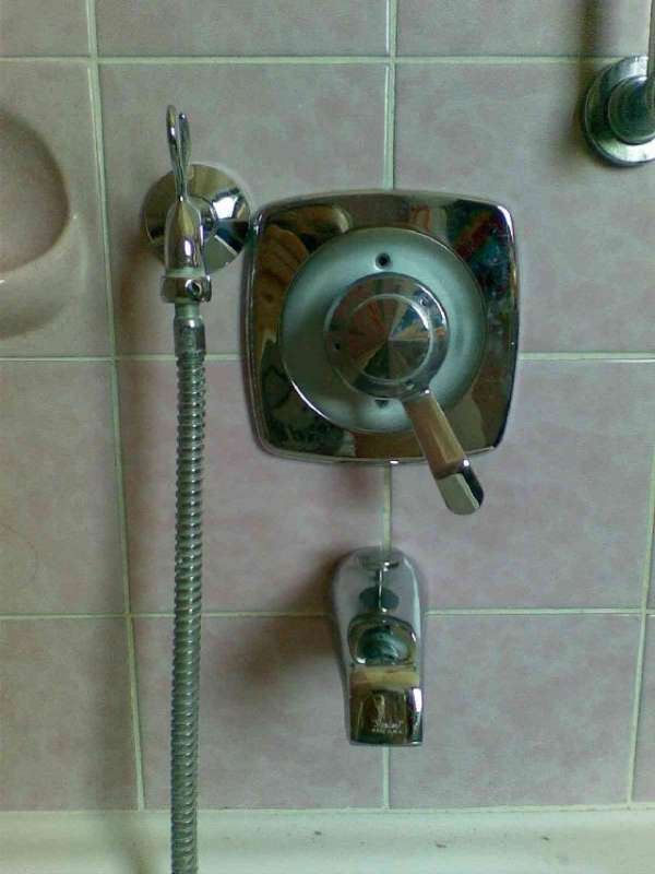 BAU.DE / BAU-Forum: 1. Bild zu Frage "Duscharmatur Standard "Made in USA" Demontage" im BAU-Forum "Sanit&auml;r, Bad, Dusche, WC"