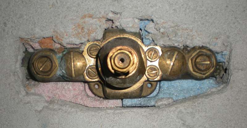 BAU.DE / BAU-Forum: 1. Bild zu Frage "Wasseranschluss identifizieren: Typen, Funktionen & Sicherheitsaspekte?" im BAU-Forum "Sanit&auml;r, Bad, Dusche, WC"