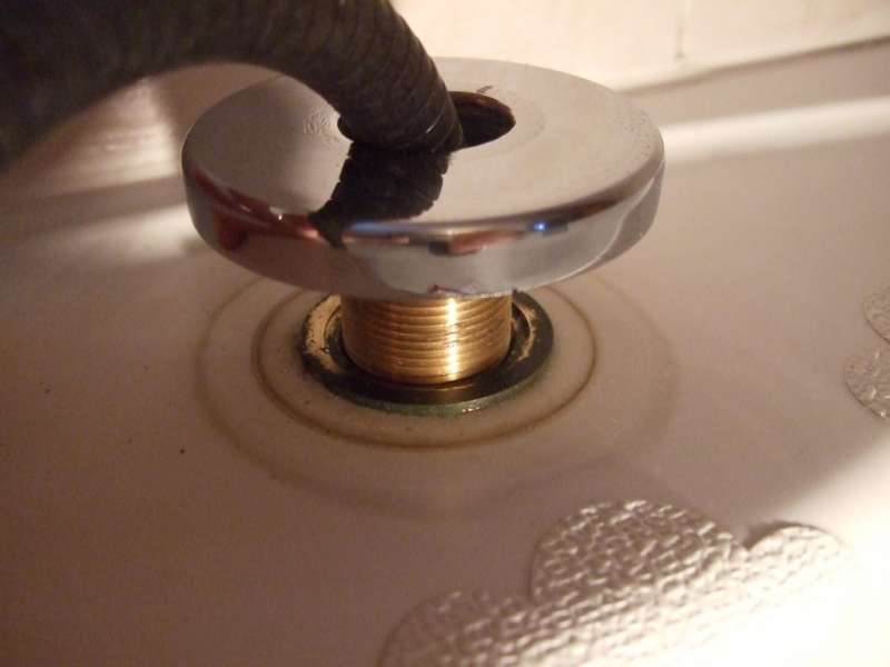 BAU.DE / BAU-Forum: 1. Bild zu Frage "Problem beim Austausch eines versenkbaren Duschschlauches" im BAU-Forum "Sanit&auml;r, Bad, Dusche, WC"