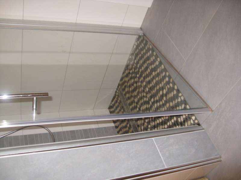 BAU.DE / BAU-Forum: 1. Bild zu Frage "Duschrinne Abschluss Duscht&uuml;re undicht" im BAU-Forum "Sanit&auml;r, Bad, Dusche, WC"