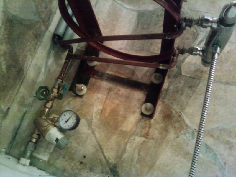 BAU.DE / BAU-Forum: 1. Bild zu Antwort "keiner Sicherheitsgruppe - nur Sicherheitsventil mit Ablauf" auf die Frage "Warmwasserboiler: Erst zu heiß, dann kalt – Ursachen & Lösungen für Temperaturprobleme?" im BAU-Forum "Sanitär, Bad, Dusche, WC" BAU.DE / BAU-Forum: 1. Bild zu Antwort "keiner Sicherheitsgruppe - nur Sicherheitsventil mit Ablauf" auf die Frage "Warmwasserboiler: Erst zu heiß, dann kalt – Ursachen & Lösungen für Temperaturprobleme?" im BAU-Forum "Sanitär, Bad, Dusche, WC"