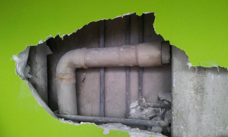 BAU.DE / BAU-Forum: 1. Bild zu Frage "70er Jahre 14 Etagen-Apartment-Hochhaus mit eigenartiger Fallrohrentlüftung" im BAU-Forum "Sanitär, Bad, Dusche, WC" BAU.DE / BAU-Forum: 1. Bild zu Frage "70er Jahre 14 Etagen-Apartment-Hochhaus mit eigenartiger Fallrohrentlüftung" im BAU-Forum "Sanitär, Bad, Dusche, WC"