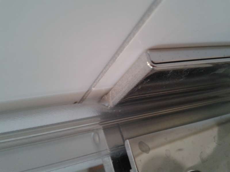 BAU.DE / BAU-Forum: 1. Bild zu Frage "duschglastür wasserdurchlässig an den scharnieren" im BAU-Forum "Sanitär, Bad, Dusche, WC" BAU.DE / BAU-Forum: 1. Bild zu Frage "duschglastür wasserdurchlässig an den scharnieren" im BAU-Forum "Sanitär, Bad, Dusche, WC"