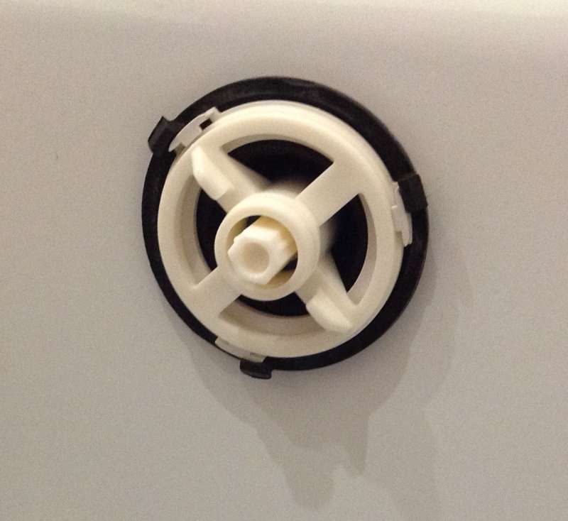 BAU.DE / BAU-Forum: 1. Bild zu Frage "Badewanne &Uuml;berlaufgarnitur Abdeckung" im BAU-Forum "Sanit&auml;r, Bad, Dusche, WC"