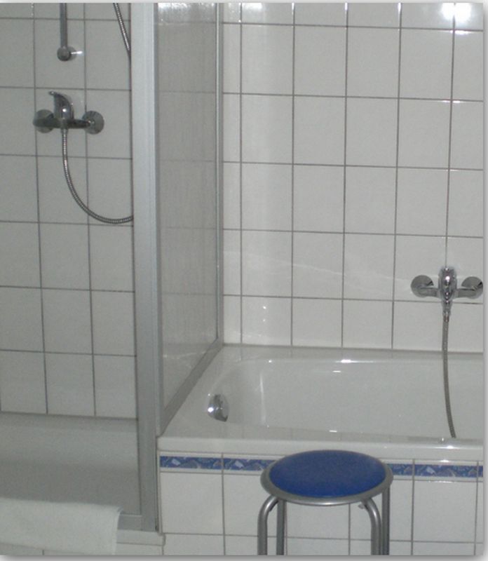 BAU.DE / BAU-Forum: 1. Bild zu Antwort "Fliesenarbeiten.." auf die Frage "Duschwanne Sonderma&szlig;: Toleranzen beim Einbau? Kosten f&uuml;r Anpassung?" im BAU-Forum "Sanit&auml;r, Bad, Dusche, WC"