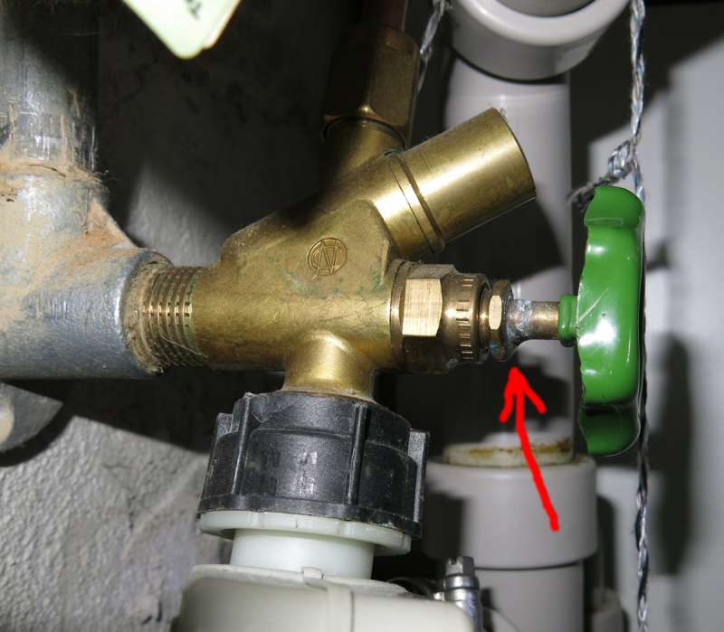 BAU.DE / BAU-Forum: 1. Bild zu Frage "Undichtes Ventil (Zuleitung zum Geschirrsp&uuml;ler)" im BAU-Forum "Sanit&auml;r, Bad, Dusche, WC"