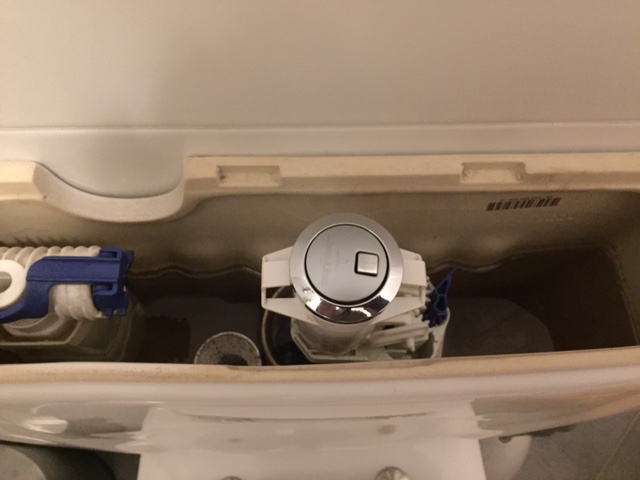 BAU.DE / BAU-Forum: 1. Bild zu Frage "Geheimnisvoller Sp&uuml;lkasten" im BAU-Forum "Sanit&auml;r, Bad, Dusche, WC"