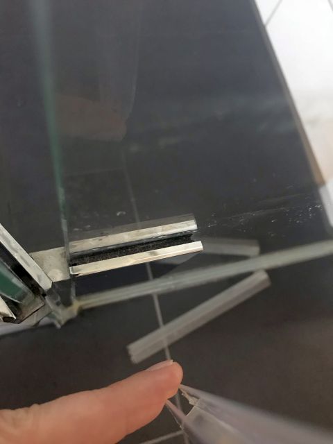 BAU.DE / BAU-Forum: 1. Bild zu Frage "Echtglasdusche &nbsp;-&nbsp; 1 Scharnier verbogen. normale Benutzung" im BAU-Forum "Sanit&auml;r, Bad, Dusche, WC"