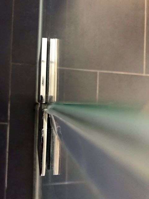 BAU.DE / BAU-Forum: 5. Bild zu Frage "Echtglasdusche &nbsp;-&nbsp; 1 Scharnier verbogen. normale Benutzung" im BAU-Forum "Sanit&auml;r, Bad, Dusche, WC"