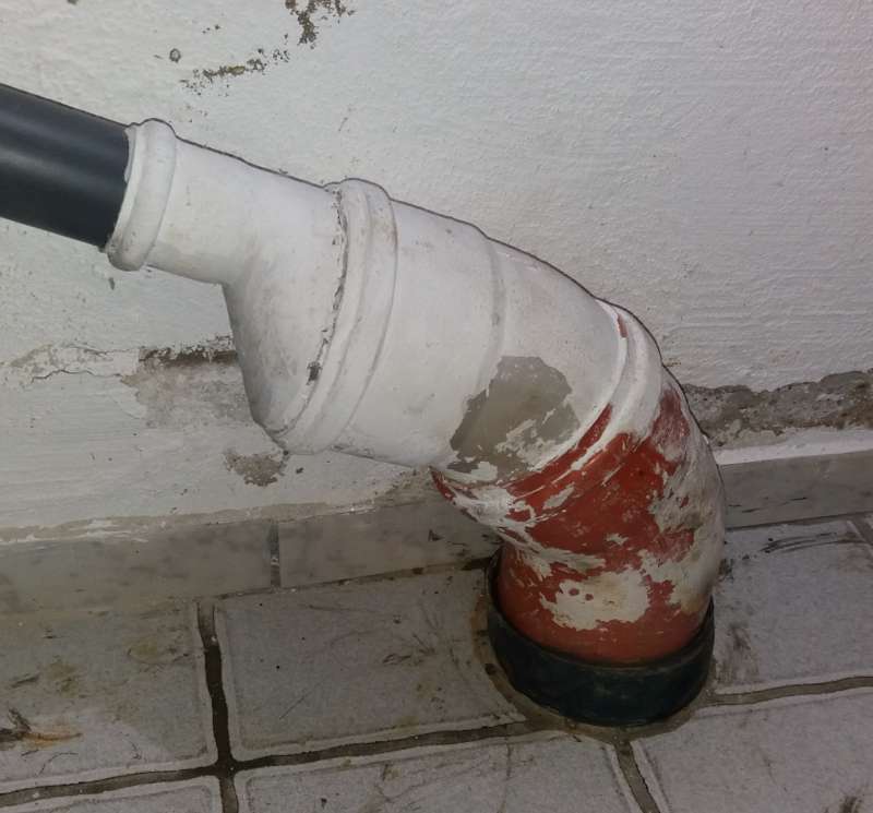 BAU.DE / BAU-Forum: 1. Bild zu Frage "Wie Abwasserrohr wieder abdichten" im BAU-Forum "Sanit&auml;r, Bad, Dusche, WC"