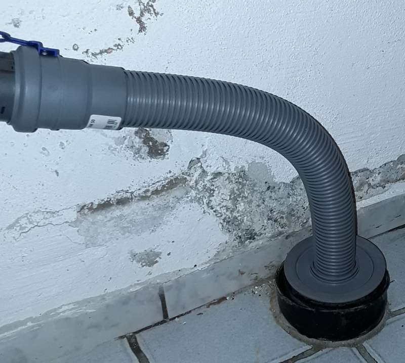 BAU.DE / BAU-Forum: 1. Bild zu Antwort "Vor&uuml;bergehende L&ouml;sung gefunden" auf die Frage "Abwasserrohr abdichten: Welche Methoden f&uuml;r KG-Rohr 110mm dauerhaft helfen?" im BAU-Forum "Sanit&auml;r, Bad, Dusche, WC"