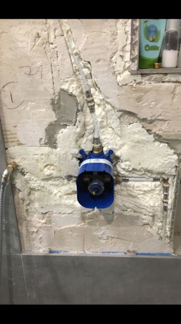 BAU.DE / BAU-Forum: 1. Bild zu Antwort "Hier das Foto" auf die Frage "PU-Schaum auf Warmwasserrohr: Sch&auml;den durch Hitze? Temperatur, Reaktion & Alternativen" im BAU-Forum "Sanit&auml;r, Bad, Dusche, WC"