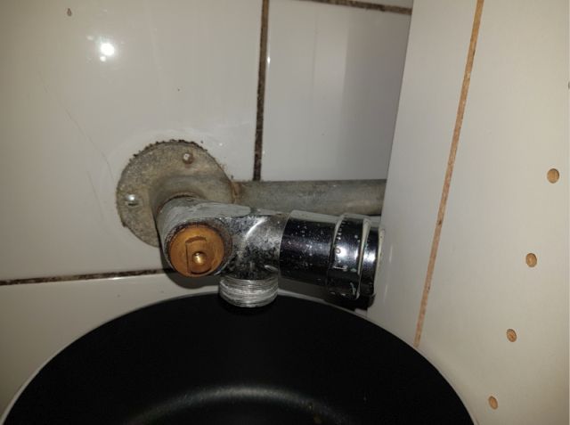 BAU.DE / BAU-Forum: 1. Bild zu Frage "Zufluss Sp&uuml;lmaschine &nbsp;-&nbsp; Der Laie versteht nichts" im BAU-Forum "Sanit&auml;r, Bad, Dusche, WC"