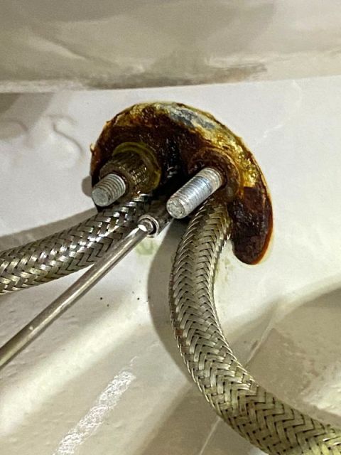 BAU.DE / BAU-Forum: 1. Bild zu Frage "Alte Badarmatur l&auml;sst sich nicht abschrauben" im BAU-Forum "Sanit&auml;r, Bad, Dusche, WC"