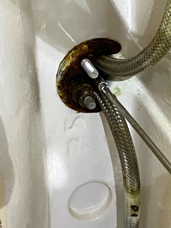 BAU.DE / BAU-Forum: 2. Bild zu Frage "Alte Badarmatur l&auml;sst sich nicht abschrauben" im BAU-Forum "Sanit&auml;r, Bad, Dusche, WC"