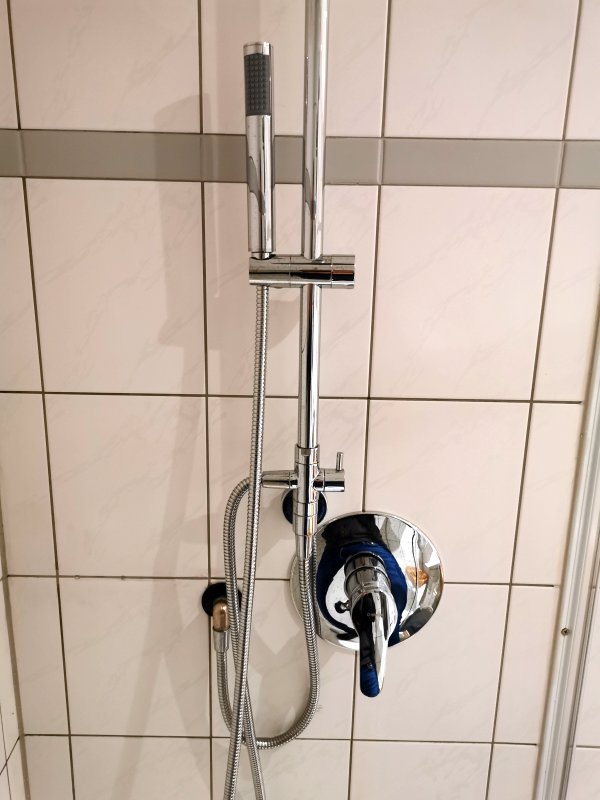 BAU.DE / BAU-Forum: 1. Bild zu Frage "Abdeckung f&uuml;r Dusche / Brauseanschluss gesucht" im BAU-Forum "Sanit&auml;r, Bad, Dusche, WC"