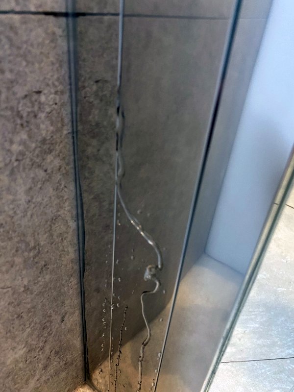 BAU.DE / BAU-Forum: 1. Bild zu Frage "Dusche zwischen Alurahmen undicht" im BAU-Forum "Sanit&auml;r, Bad, Dusche, WC"