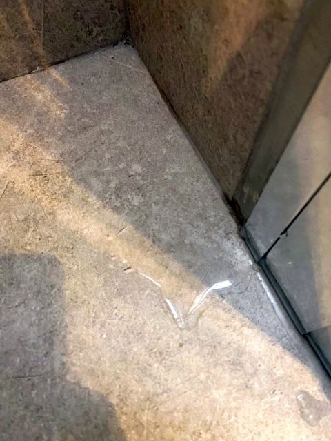 BAU.DE / BAU-Forum: 2. Bild zu Frage "Dusche zwischen Alurahmen undicht" im BAU-Forum "Sanit&auml;r, Bad, Dusche, WC"