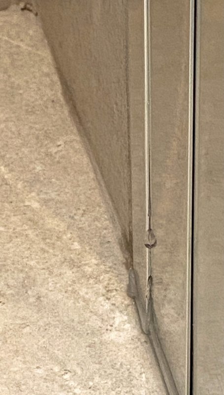 BAU.DE / BAU-Forum: 3. Bild zu Frage "Dusche zwischen Alurahmen undicht" im BAU-Forum "Sanit&auml;r, Bad, Dusche, WC"