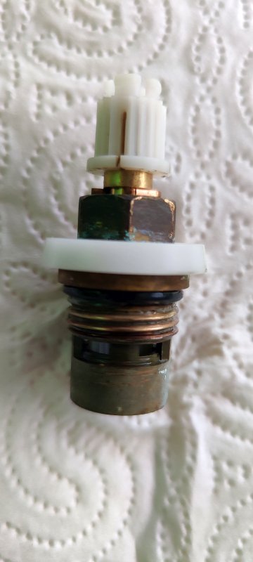 BAU.DE / BAU-Forum: 2. Bild zu Frage "Was ist das f&uuml;r eine Armatur / Absperrventil / Dichtung?" im BAU-Forum "Sanit&auml;r, Bad, Dusche, WC"