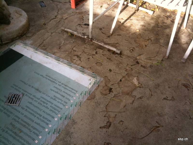 BAU.DE / BAU-Forum: 3. Bild zu Antwort "Triflex-Schaden: Spr&ouml;de Abdichtung f&uuml;hrt zu Wassereintritt!" auf die Frage "Dachterrassen-Sanierung mangelhaft: Nachbesserung, Rechte & Vorgehen bei Triflex?" im BAU-Forum "Modernisierung / Sanierung / Bausch&auml;den"
