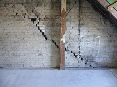 BAU.DE / BAU-Forum: 1. Bild zu Frage "Riss in Eigentumswohnung: Ursachen, Sanierung & Risiken bei breiten Rissen?" im BAU-Forum "Modernisierung / Sanierung / Bausch&auml;den"