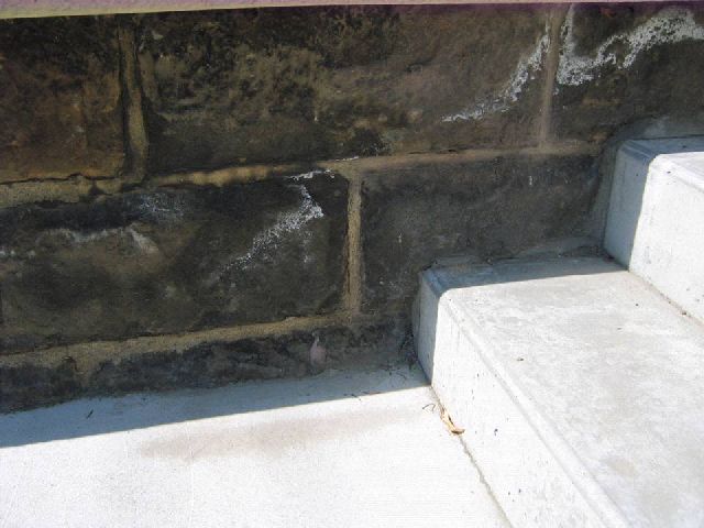 BAU.DE / BAU-Forum: 1. Bild zu Frage "Wei&szlig;e R&auml;nder auf Sandstein nach Betontreppe: Ursachen & L&ouml;sungen?" im BAU-Forum "Modernisierung / Sanierung / Bausch&auml;den"