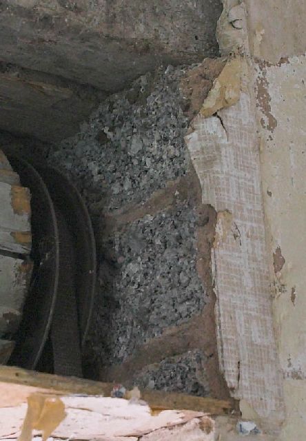 BAU.DE / BAU-Forum: 1. Bild zu Antwort "Altbau-&Uuml;berraschungen: Tapeten, Putze & unbekannte Wandstruktur" auf die Frage "Woraus bestehen meine W&auml;nde? Materialanalyse, Aufbau & Risikobewertung f&uuml;r Altbauten" im BAU-Forum "Modernisierung / Sanierung / Bausch&auml;den"