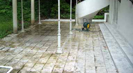 BAU.DE / BAU-Forum: 1. Bild zu Frage "Terrassenfliesen & Balkonfliesen: Ursachen f&uuml;r Sch&auml;den, Sanierungskosten & Vorgehen?" im BAU-Forum "Modernisierung / Sanierung / Bausch&auml;den"