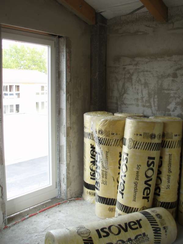 BAU.DE / BAU-Forum: 1. Bild zu Antwort "Kamin-Verf&auml;rbung: Bilder zum Aufbau der Dachd&auml;mmung" auf die Frage "Schwarze Verf&auml;rbung am Kamin der Brennwerttherme: Ursachen, Risiken & Sanierung?" im BAU-Forum "Modernisierung / Sanierung / Bausch&auml;den"