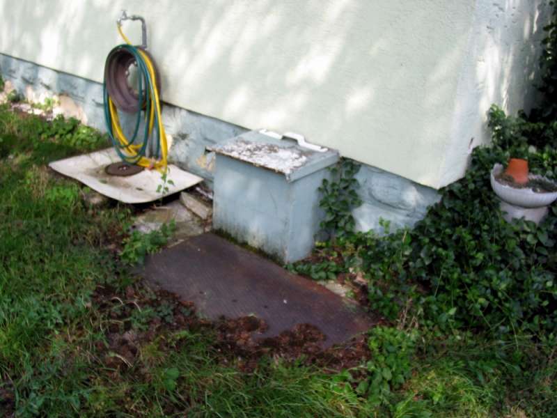 BAU.DE / BAU-Forum: 1. Bild zu Frage "Feuchte Wand im Altbau: Ursachen, Gefahren & Sanierung bei Kl&auml;rgrube?" im BAU-Forum "Modernisierung / Sanierung / Bausch&auml;den"