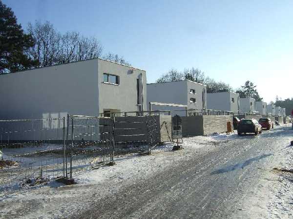 BAU.DE / BAU-Forum: 1. Bild zu Antwort "Neubaugebiete: Sch&ouml;ne Klinker vs. uniforme Putzfassaden" auf die Frage "Reihenendhaus sanieren: Welche Ma&szlig;nahmen lohnen sich wirklich? Kosten, D&auml;mmung & Heizung" im BAU-Forum "Modernisierung / Sanierung / Bausch&auml;den"