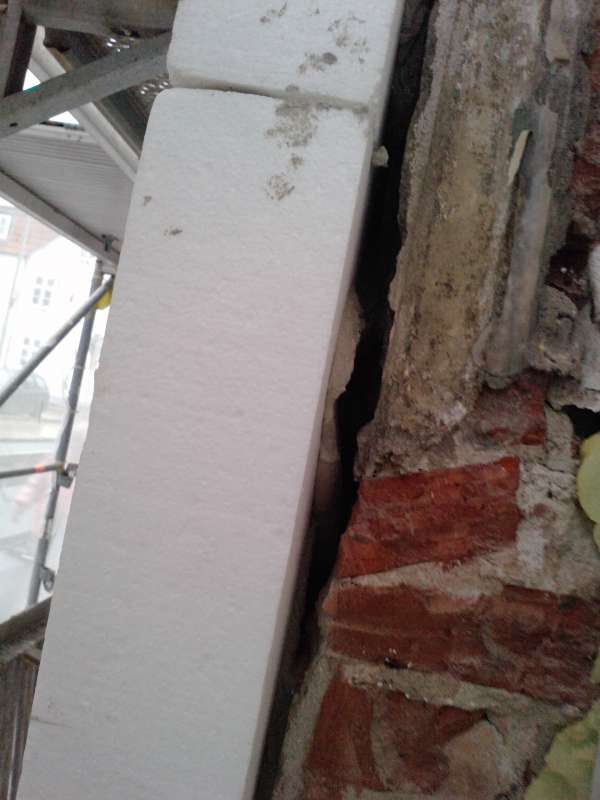 BAU.DE / BAU-Forum: 1. Bild zu Antwort "Fehlsanierung: Planung ist entscheidend &ndash; Negativbeispiel Husum" auf die Frage "Reihenendhaus sanieren: Welche Ma&szlig;nahmen lohnen sich wirklich? Kosten, D&auml;mmung & Heizung" im BAU-Forum "Modernisierung / Sanierung / Bausch&auml;den"