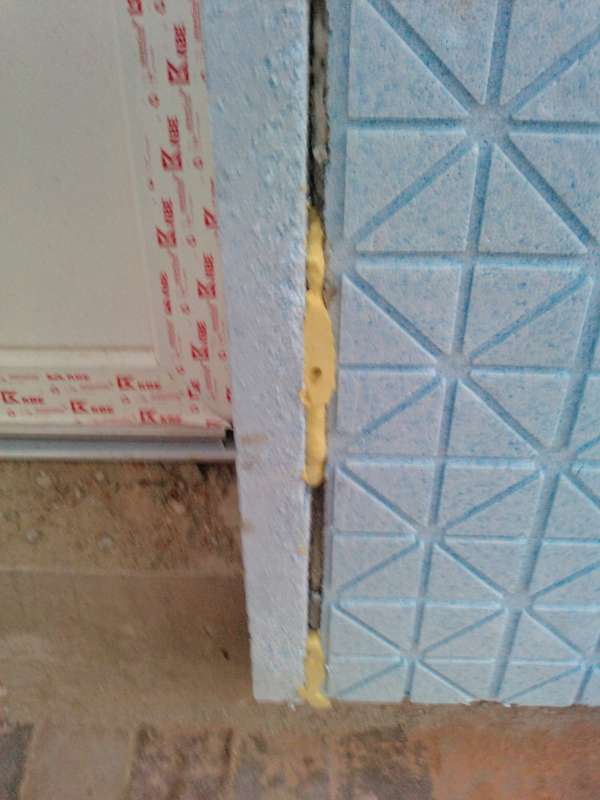 BAU.DE / BAU-Forum: 3. Bild zu Antwort "Fehlsanierung: Planung ist entscheidend &ndash; Negativbeispiel Husum" auf die Frage "Reihenendhaus sanieren: Welche Ma&szlig;nahmen lohnen sich wirklich? Kosten, D&auml;mmung & Heizung" im BAU-Forum "Modernisierung / Sanierung / Bausch&auml;den"