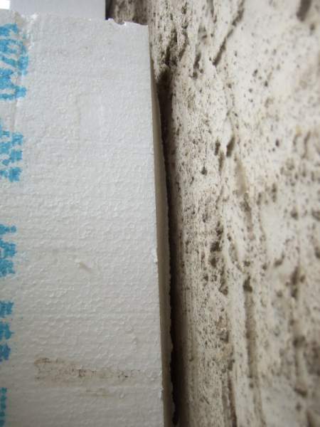 BAU.DE / BAU-Forum: 1. Bild zu Antwort "WDVS N&auml;sse: Fehlerhafte Ausf&uuml;hrung, Luft in Klebeebene &ndash; Folgen" auf die Frage "N&auml;sse im WDVS: Ursachen, Folgen & Sanierung von W&auml;rmed&auml;mmverbundsystemen an Fassaden?" im BAU-Forum "Modernisierung / Sanierung / Bausch&auml;den"