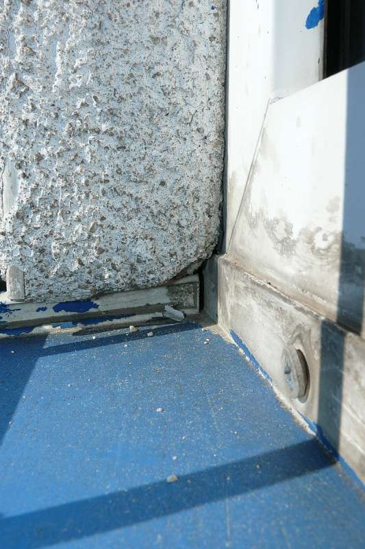 BAU.DE / BAU-Forum: 2. Bild zu Antwort "Fensterrahmen undicht: Wassereintritt durch Putz?" auf die Frage "Feuchtigkeit &uuml;ber Fenster im Reihenhaus: Ursachen, Sanierung & Kosten f&uuml;r Fassade?" im BAU-Forum "Modernisierung / Sanierung / Bausch&auml;den"