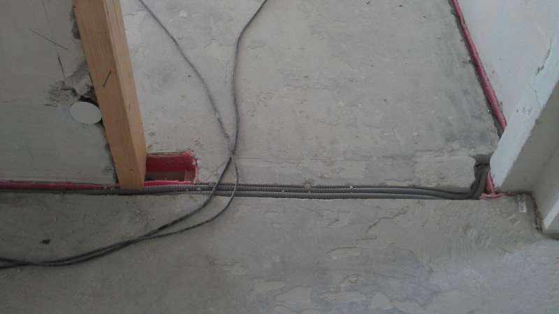 BAU.DE / BAU-Forum: 1. Bild zu Frage "Estrich-Schlitz schlie&szlig;en: Anleitung, Materialien & Risiken beim Verschlie&szlig;en?" im BAU-Forum "Modernisierung / Sanierung / Bausch&auml;den"