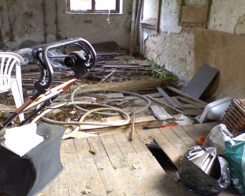 BAU.DE / BAU-Forum: 2. Bild zu Frage "Wasser im Schuppen: Ursachen finden & Sch&auml;den vermeiden &ndash; Ma&szlig;nahmen & Kosten?" im BAU-Forum "Modernisierung / Sanierung / Bausch&auml;den"