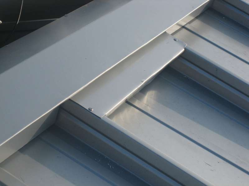 BAU.DE / BAU-Forum: 1. Bild zu Antwort "Update: Es hat sich etwas getan..." auf die Frage "Undichtes Dach nach Sanierung: Was tun bei Regen zwischen First und Alubahn?" im BAU-Forum "Modernisierung / Sanierung / Bausch&auml;den"