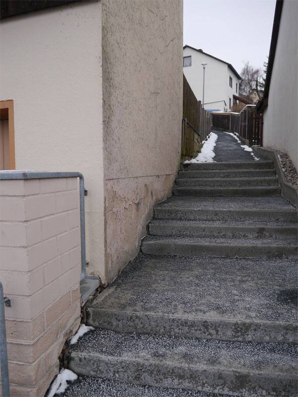 BAU.DE / BAU-Forum: 1. Bild zu Frage "Feuchte Garagenwand in Hanglage sanieren: Ursachen, Kosten & Abdichtung bei dichter Bebauung?" im BAU-Forum "Modernisierung / Sanierung / Bausch&auml;den"