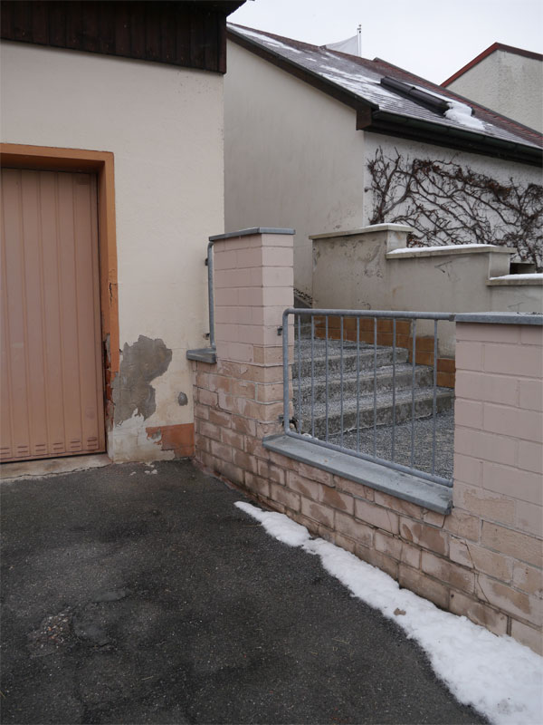 BAU.DE / BAU-Forum: 2. Bild zu Frage "Feuchte Garagenwand in Hanglage sanieren: Ursachen, Kosten & Abdichtung bei dichter Bebauung?" im BAU-Forum "Modernisierung / Sanierung / Bausch&auml;den"